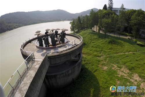 图为:朱铭"人间"雕塑与汕头大学水库.