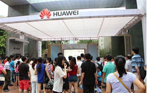 华为M2·揽阅首销 销售门店排队抢购潮