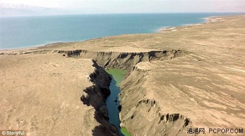 无人机高空航拍死海美丽风景 