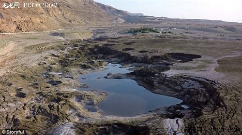 无人机高空航拍死海美丽风景 