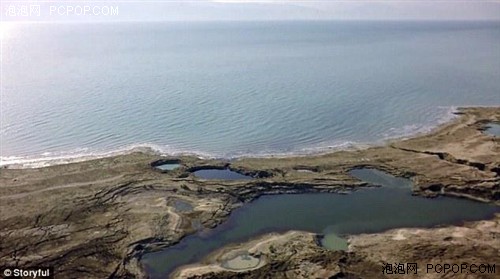 无人机高空航拍死海美丽风景 