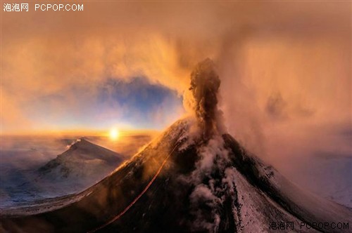 无人机拍摄的各地火山喷发美景 