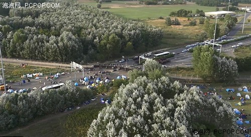 无人机航拍“新欧洲铁幕”：难民硬闯匈牙利边境 