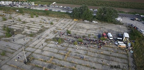 无人机航拍“新欧洲铁幕”：难民硬闯匈牙利边境 