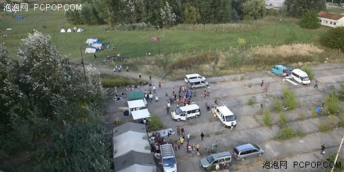 无人机航拍“新欧洲铁幕”：难民硬闯匈牙利边境 