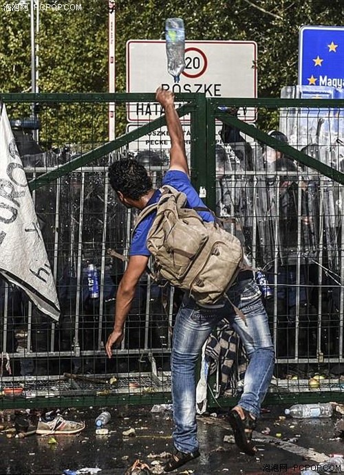 无人机航拍“新欧洲铁幕”：难民硬闯匈牙利边境 