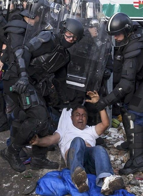 无人机航拍“新欧洲铁幕”：难民硬闯匈牙利边境 