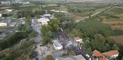 无人机航拍“新欧洲铁幕”：难民硬闯匈牙利边境 