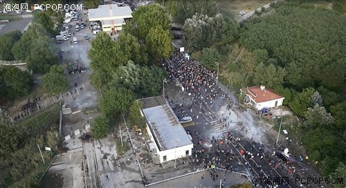 无人机航拍“新欧洲铁幕”：难民硬闯匈牙利边境 