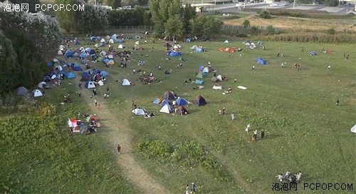 无人机航拍“新欧洲铁幕”：难民硬闯匈牙利边境 