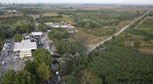 无人机航拍“新欧洲铁幕”：难民硬闯匈牙利边境 