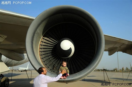 伊朗无人机惊艳亮相航空展 F-14“雄猫”宝刀不老 