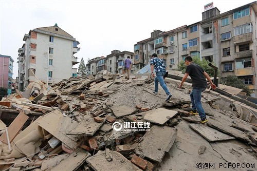 航拍诸暨民房坍塌现场 无人员伤亡 