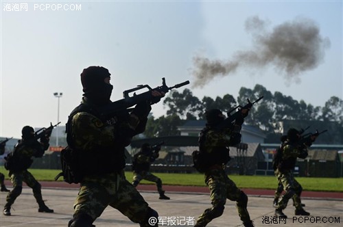 广东公安边防汇报演练 拐弯枪无人机抢眼 