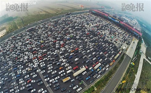 10月6日无人机航拍高速进京车流拥堵画面 