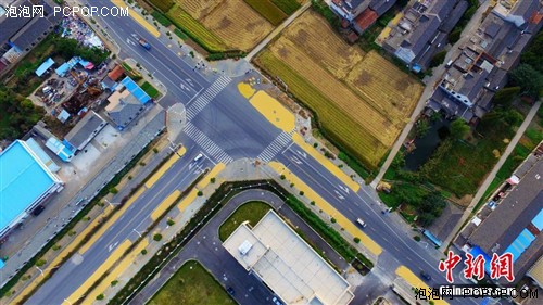 马路晒谷场变“黄金大道” 航拍壮观场面 