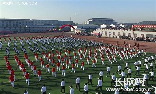 航拍河北高校运动会 花样纷呈 