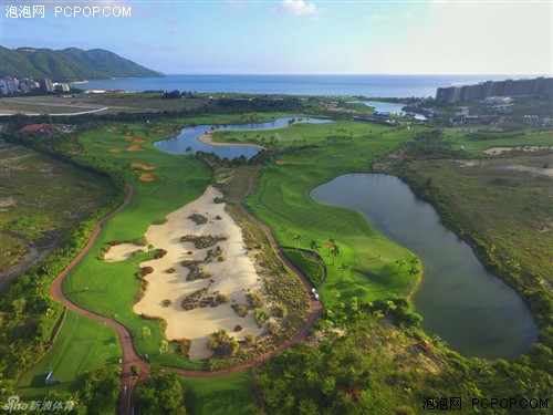 无人机带你俯瞰高尔夫球场的无敌海景 