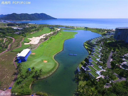无人机带你俯瞰高尔夫球场的无敌海景 