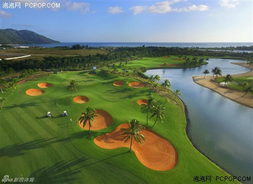 无人机带你俯瞰高尔夫球场的无敌海景 