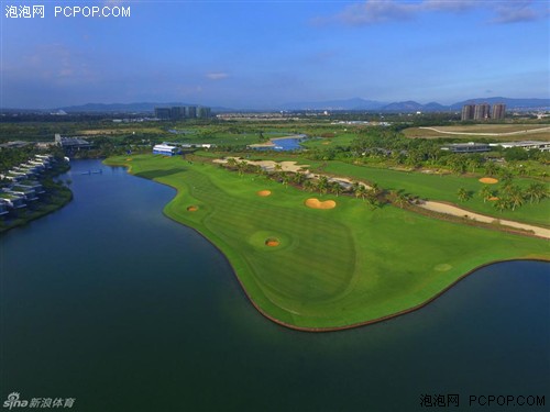 无人机带你俯瞰高尔夫球场的无敌海景 