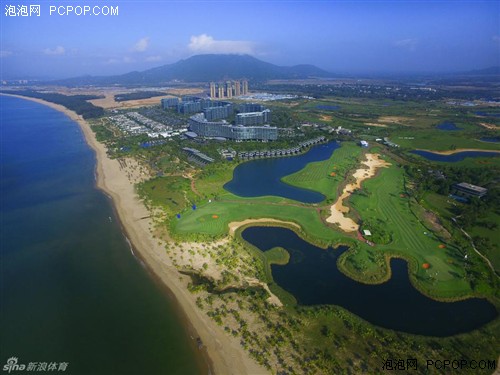 无人机带你俯瞰高尔夫球场的无敌海景 