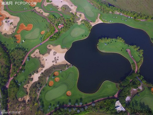 无人机带你俯瞰高尔夫球场的无敌海景 