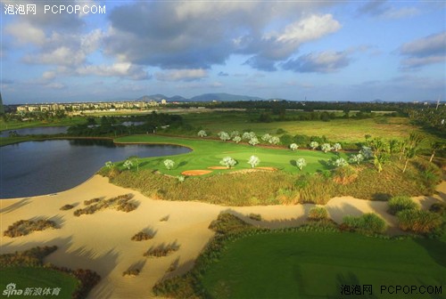 无人机带你俯瞰高尔夫球场的无敌海景 