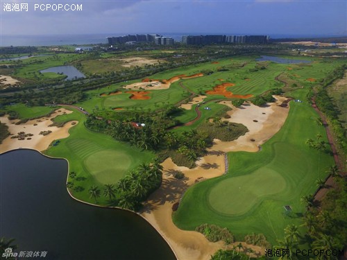 无人机带你俯瞰高尔夫球场的无敌海景 