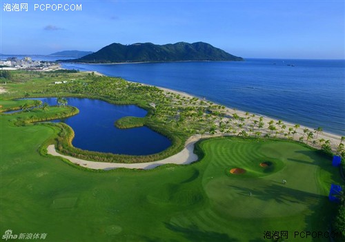 无人机带你俯瞰高尔夫球场的无敌海景 