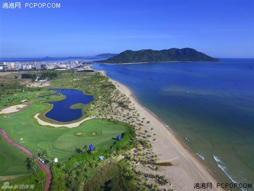 无人机带你俯瞰高尔夫球场的无敌海景 