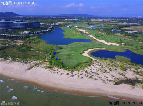 无人机带你俯瞰高尔夫球场的无敌海景 