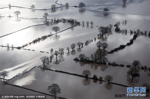 航拍英国洪灾现场 大片道路被淹 