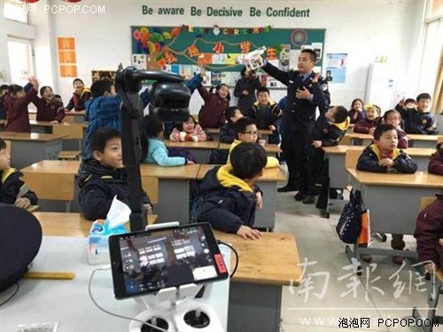 警察携无人机走进南外仙林分校 