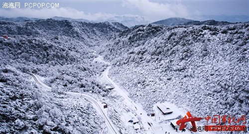 无人机航拍大雪中的金佛山 犹如童话世界 