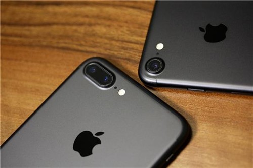 亮黑色iPhone 7 Plus价格暴跌：腰斩！ 