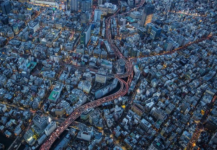 摄影师除了高空拍摄日本城市夜景外,也有很多漂亮的街景,其作品亦有