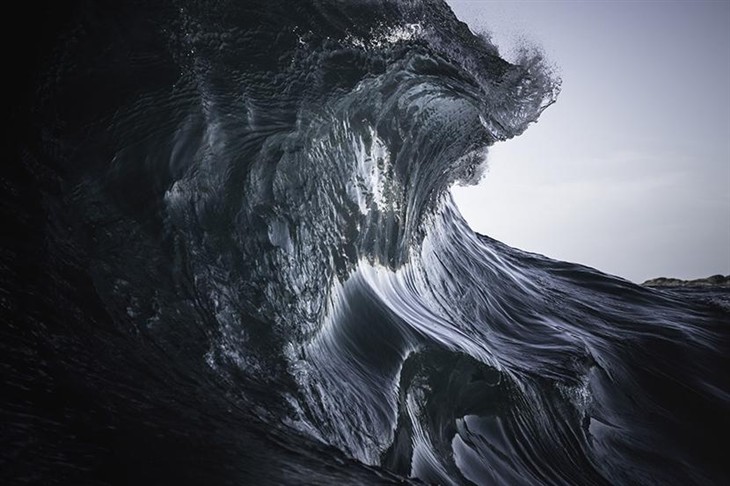 不是特效 色盲摄影师把海浪凝固成山峰 