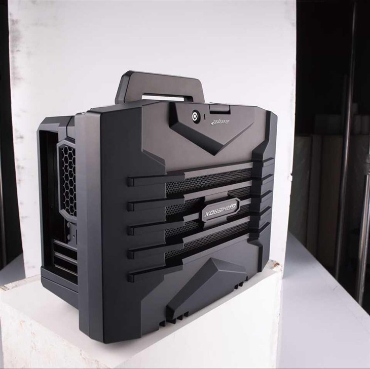 Computex2015游戏悍将--这是旅行箱？ 