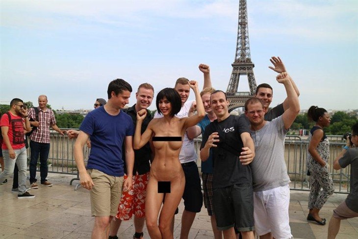 美女艺术在巴黎铁塔前裸体自拍被拘留 