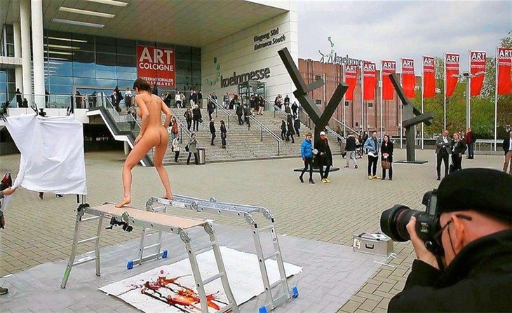 美女艺术在巴黎铁塔前裸体自拍被拘留 