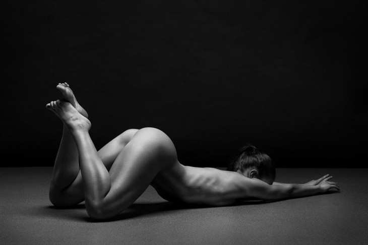 艺术之美 展现人体魅力的黑白裸体摄影 