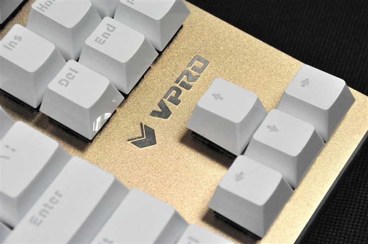 雷柏V500RGB全彩背光游戏机械键盘图赏 