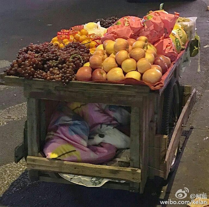 柯蓝:妈妈低头去给车里的娃娃掖被子.晚安.水果摊.