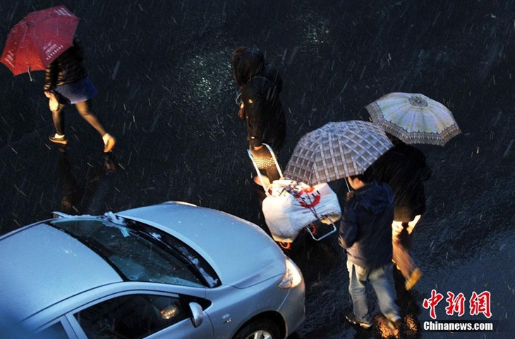 北京迎来今冬首场降雪 人们换上冬衣 