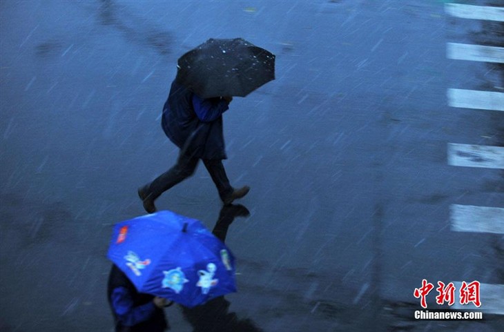 北京迎来今冬首场降雪 人们换上冬衣 