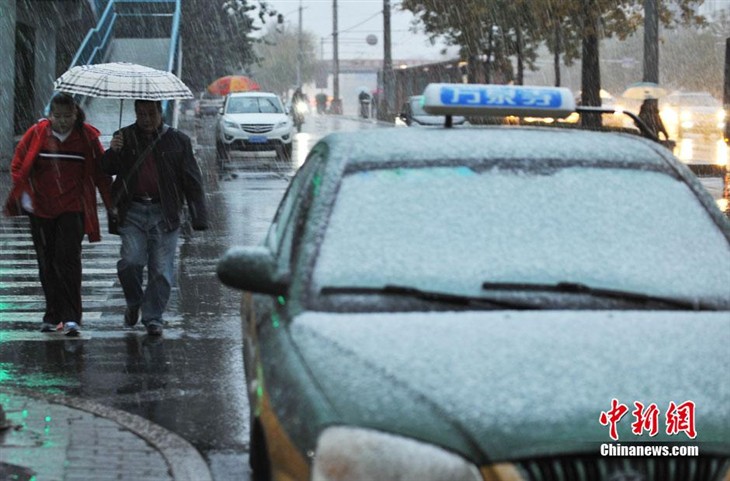 北京迎来今冬首场降雪 人们换上冬衣 