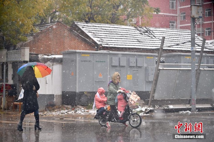 北京迎来今冬首场降雪 人们换上冬衣 