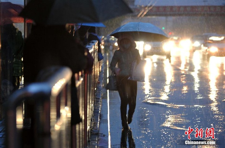 北京迎来今冬首场降雪 人们换上冬衣 