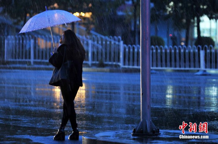 北京迎来今冬首场降雪 人们换上冬衣 